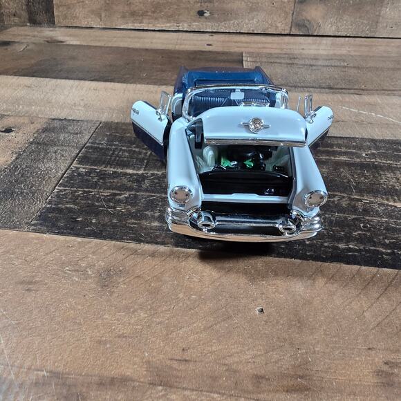 Welly 1955 Oldsmobile Super 88 Convertible Diecast - Picture 8 of 12